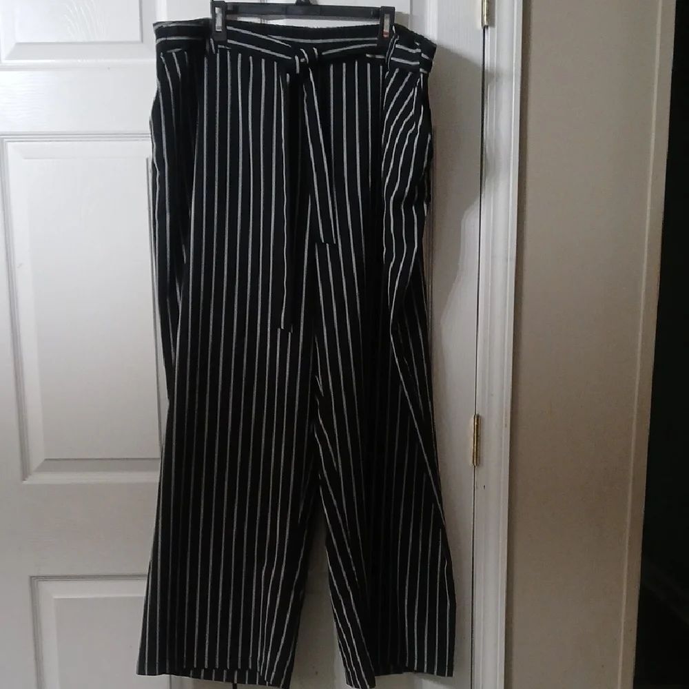 C Est 1946 black white palazzo   pull on wide leg dress pants Sz 26/28W  NWOT
